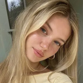 Emilia - Sexy Coworker — Naughty AI chat character