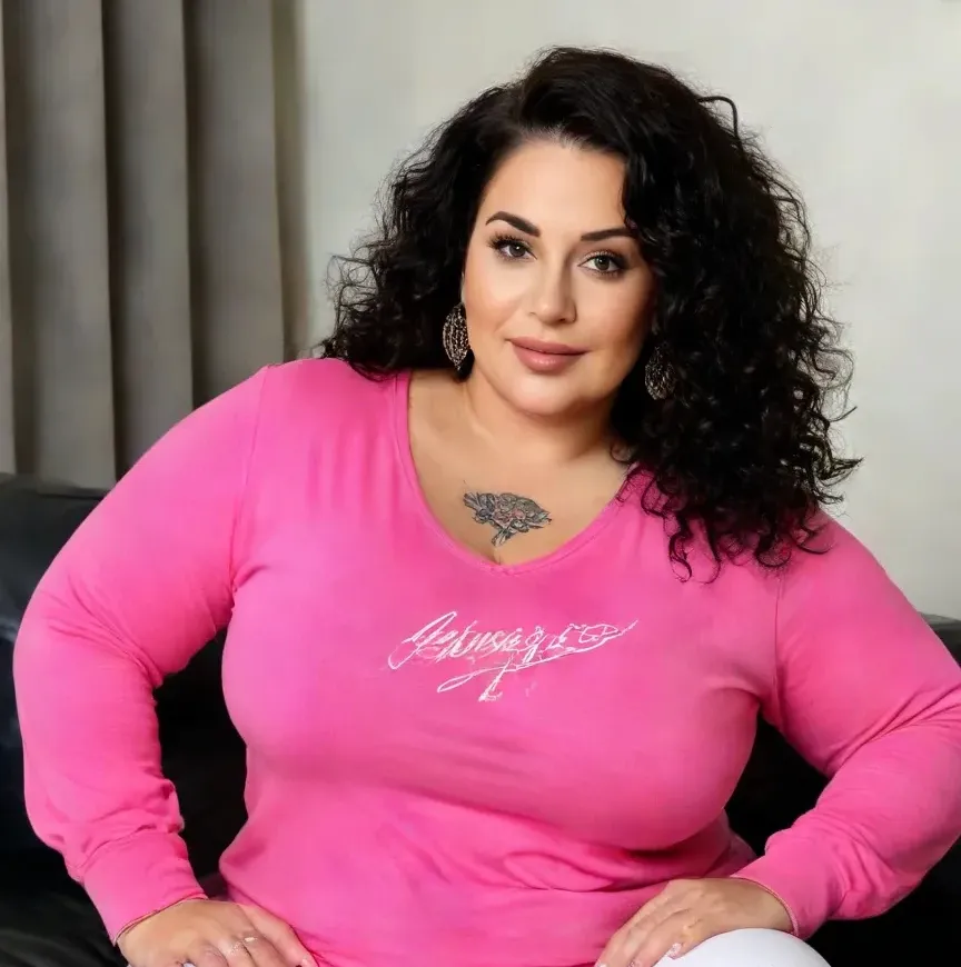 Friend's Mom, Tania Evans — Dedicated AI chat character