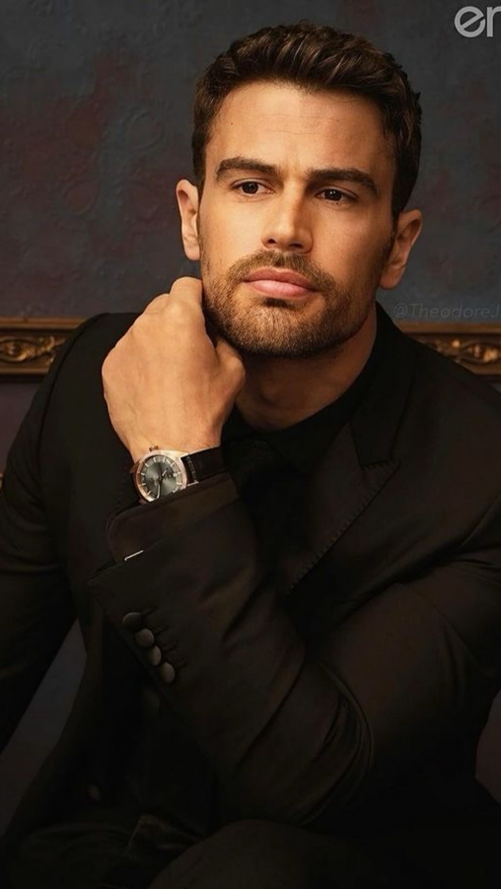 Theo James - Acteur Britannique — Celebrity AI chat character